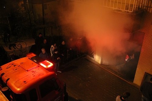 KÖMÜRLÜKTE ÇIKAN YANGIN ?Ç?N MAHALLEL? SEFERBER OLDU