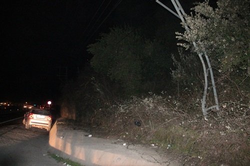 OTOMOB?L 3 METRE HAVALANIP ELEKTR?K D?RE??NE ÇARPTI HURDAYA DÖNEN OTOMOB?LDEN SA? KURTULAN SÜRÜCÜ HASTANEDE TEDAV?Y? KABUL ETMED?