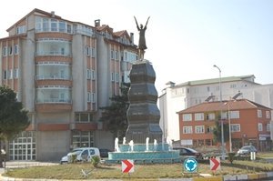 ÇAYCUMA’DA KÖPRÜ FACİASINDA ÖLENLERİN ANISINA HEYKEL DİKİLDİ (GÖRÜNTÜLÜ)