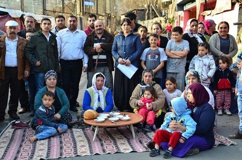 ROMANLAR, SOKAĞIN ORTASINA SOFRA KURUP EYLEM YAPTILAR