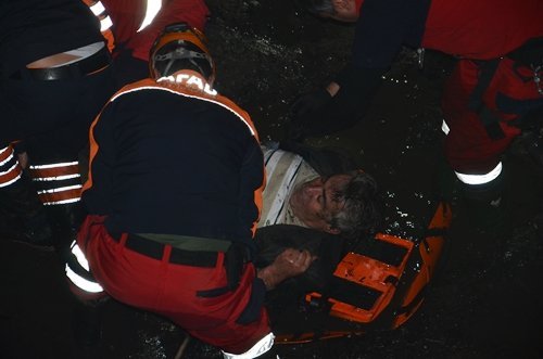 ALKOLLÜ ŞAHIS DÜŞTÜĞÜ DEREDEN GÜÇLÜKLE KURTARILDI