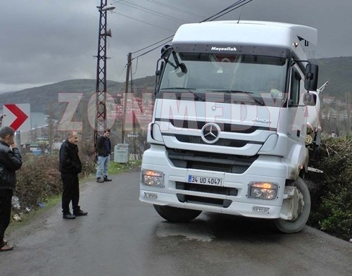 Ç?MENTO YÜKLÜ TIR YAN YATTI