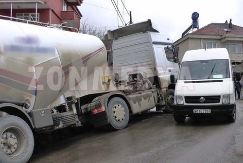 Ç?MENTO YÜKLÜ TIR YAN YATTI
