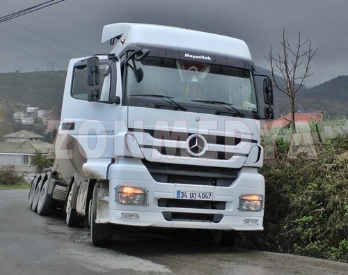 Ç?MENTO YÜKLÜ TIR YAN YATTI