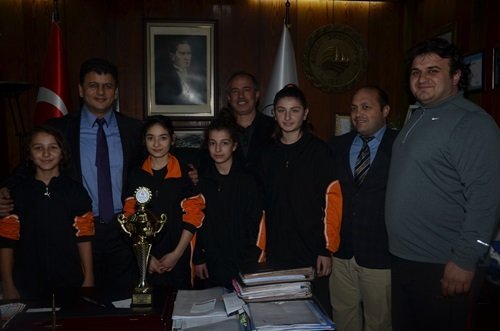 YILDIZ KIZLAR ŞAMPİYONLUK COŞKUSUNU ŞAHİN’LE PAYLAŞTI