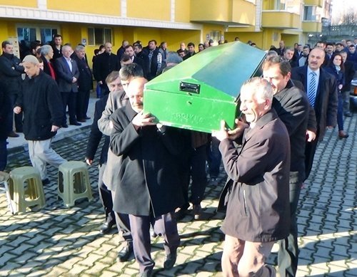 TRAF?K KAZASINDA ÖLEN Ö?RETMEN SON YOLCULU?UNA U?URLANDI CENAZE TÖREN?NDE E?? ?Ç?N GIYAB? CENAZE NAMAZI KILINDI