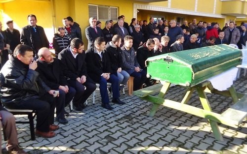 TRAF?K KAZASINDA ÖLEN Ö?RETMEN SON YOLCULU?UNA U?URLANDI CENAZE TÖREN?NDE E?? ?Ç?N GIYAB? CENAZE NAMAZI KILINDI