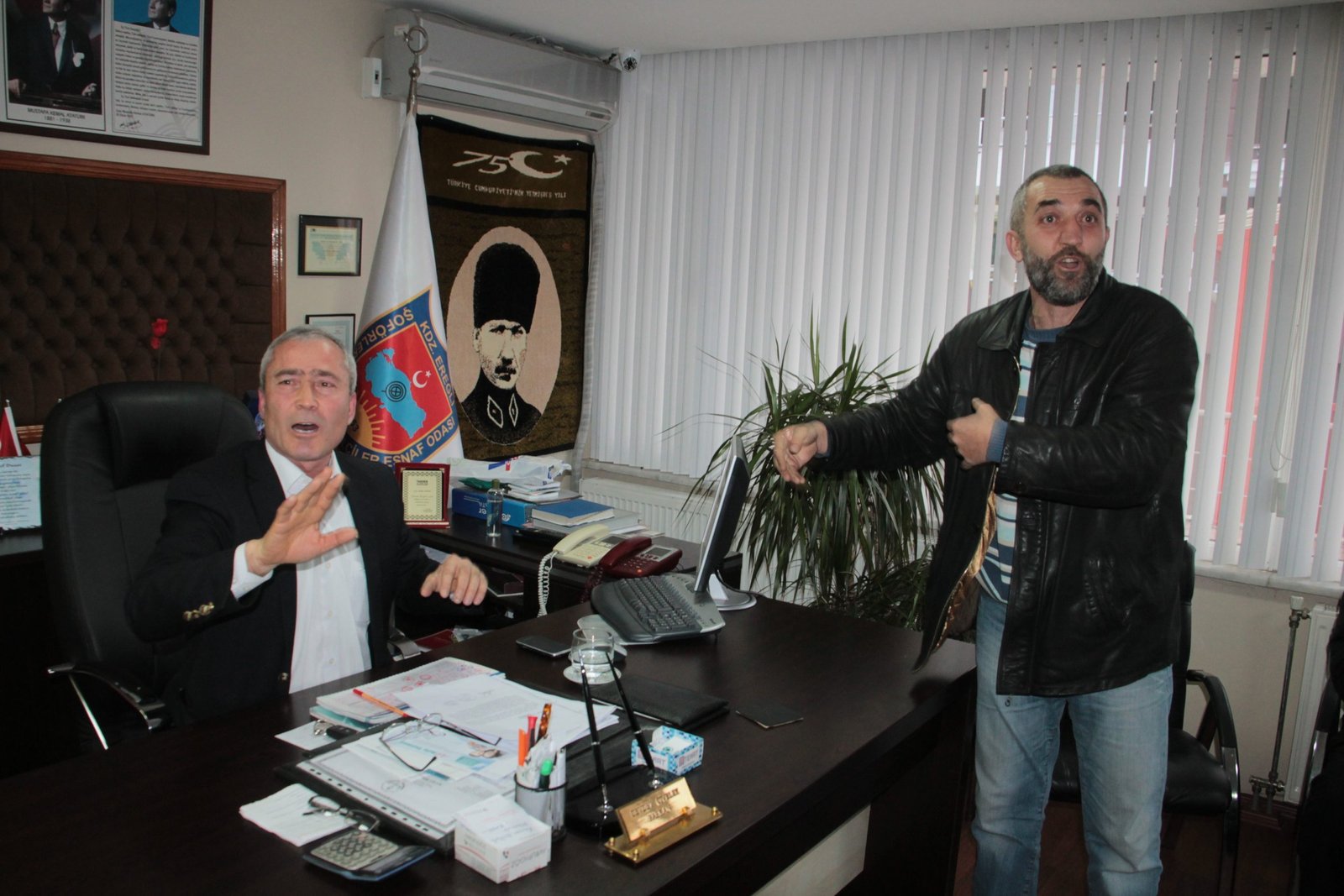 ZONGULDAK’TA TAKSİCİLER ŞOFÖRLER ODASINI BASTI