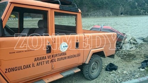 (ÖZEL HABER) KAZADA ÖLEN Ö?RETMENDEN GER?YE O?LUYLA ÇEK?LM?? FOTO?RAFI KALDI 4 YA?INDAK? MUHAMMET ?Ç?N EK?PLER SEFERBER OLDU F?LYOS ÇAYINDA ARAMALAR TÜM HIZIYLA DEVAM ED?YOR