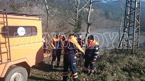 (ÖZEL HABER) KAZADA ÖLEN Ö?RETMENDEN GER?YE O?LUYLA ÇEK?LM?? FOTO?RAFI KALDI 4 YA?INDAK? MUHAMMET ?Ç?N EK?PLER SEFERBER OLDU F?LYOS ÇAYINDA ARAMALAR TÜM HIZIYLA DEVAM ED?YOR