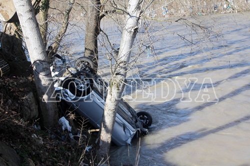 (ÖZEL HABER) KAZADA ÖLEN Ö?RETMENDEN GER?YE O?LUYLA ÇEK?LM?? FOTO?RAFI KALDI 4 YA?INDAK? MUHAMMET ?Ç?N EK?PLER SEFERBER OLDU F?LYOS ÇAYINDA ARAMALAR TÜM HIZIYLA DEVAM ED?YOR