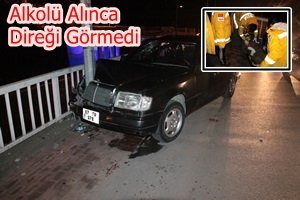 ALKOLLÜ SÜRÜCÜ YOLDAN ÇIKIP ELEKTRİK DİREĞİNE ÇARPTI: 2 YARALI