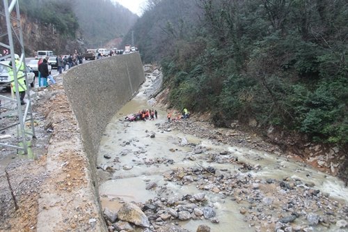 OTOMOBİL DEREYE UÇTU: 1 ÖLÜ, 3 YARALI