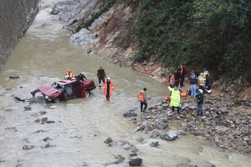 OTOMOBİL DEREYE UÇTU: 1 ÖLÜ, 3 YARALI