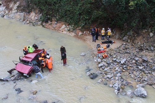 OTOMOBİL DEREYE UÇTU: 1 ÖLÜ, 3 YARALI