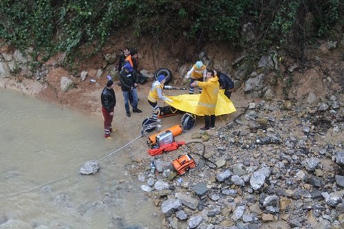 OTOMOBİL DEREYE UÇTU: 1 ÖLÜ, 3 YARALI
