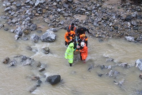 OTOMOBİL DEREYE UÇTU: 1 ÖLÜ, 3 YARALI