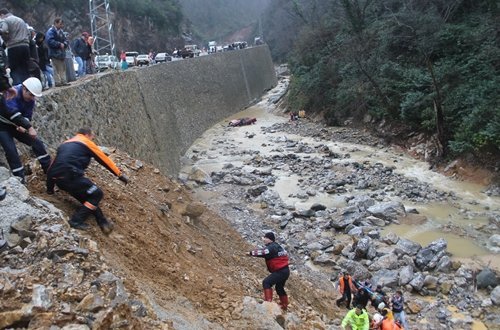 OTOMOB?L DEREYE UÇTU: 1 ÖLÜ, 3 YARALI