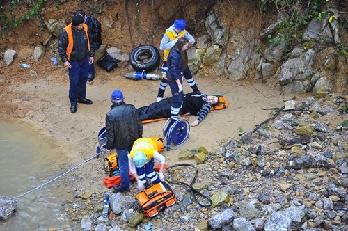 OTOMOB?L DEREYE UÇTU: 1 ÖLÜ, 3 YARALI