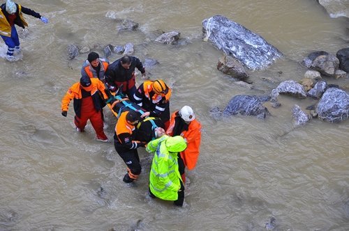 OTOMOB?L DEREYE UÇTU: 1 ÖLÜ, 3 YARALI