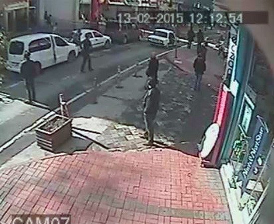 ÇAYCUMA’DA OTOMOBİLİN ÇOCUĞA ÇARPMA ANI GÜVENLİK KAMERASINDA