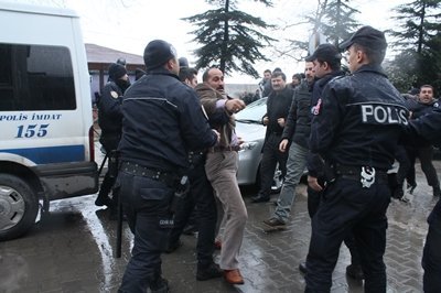 5 YILDIR SÜREN ‘VAN’ DAVASINDA TAHLİYE ÇIKINCA ORTALIK KARIŞTI (GÖRÜNTÜLÜ)