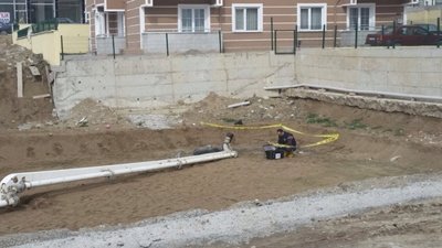 ÜZERİNE BETON MİKSERİ POMPASI DÜŞEN İŞÇİ ÖLDÜ