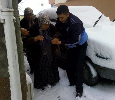 KARDA MAHSUR KALAN HASTALARIN YARDIMINA İTFAİYE VE ZABITA YETİŞTİ