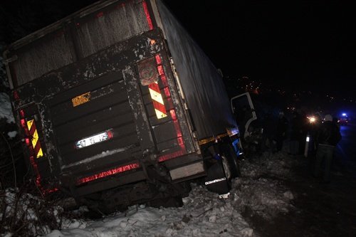 BUZLU YOLDA Z?NC?RLEME KAZA: 5 YARALI SÜRÜCÜNÜN ÖLDÜ?ÜNÜ DÜ?ÜNEN YAKINLARI S?N?R KR?Z? GEÇ?RD?