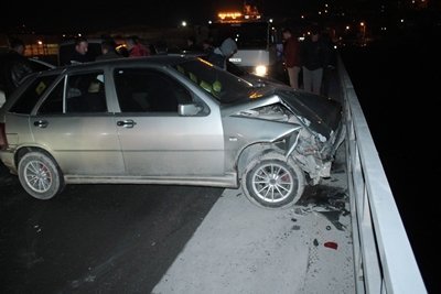 BUZLANAN KÖPRÜDE KAYAN ÜÇ ARAÇ BİR BİRİNE GİRDİ