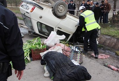 KARABÜK?TE TRAF?K KAZASI: 1 ÖLÜ TARLASINDAN TOPLADI?I ÜRÜNLER? SATMAYA G?DERKEN KAZA YAPTI