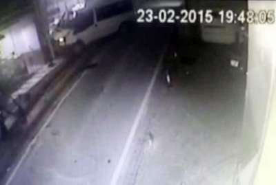 MİNİBÜSÜN BİNAYA ÇARPMA ANI GÜVENLİK KAMERASINDA