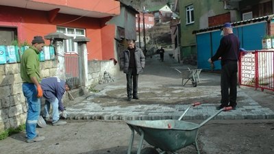 TÜRKAL? KÖYÜNDE ARA YOLLARA PARKE TA?I DÖ?EME ÇALI?MALARI BA?LADI