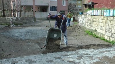TÜRKAL? KÖYÜNDE ARA YOLLARA PARKE TA?I DÖ?EME ÇALI?MALARI BA?LADI