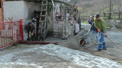 TÜRKAL? KÖYÜNDE ARA YOLLARA PARKE TA?I DÖ?EME ÇALI?MALARI BA?LADI