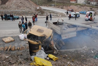 ÖNCE KÖPEĞE ARDINDAN DUVARA ÇARPAN TIR PARÇALANDI