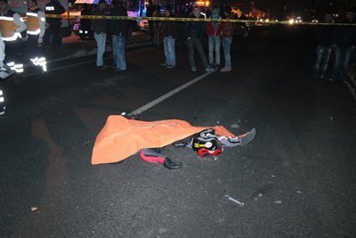MOTOS?KLET SÜRÜCÜSÜ ?K? OTOMOB?L?N ARASINDA CAN VERD? ÖLEN MOTOS?KLET SÜRÜCÜSÜNÜN FACEBOOK?TA K? SON PAYLA?IMI ÖLÜMLÜ KAZA V?DEOSU OLDU