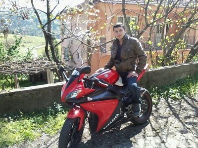 MOTOS?KLET SÜRÜCÜSÜ ?K? OTOMOB?L?N ARASINDA CAN VERD? ÖLEN MOTOS?KLET SÜRÜCÜSÜNÜN FACEBOOK?TA K? SON PAYLA?IMI ÖLÜMLÜ KAZA V?DEOSU OLDU