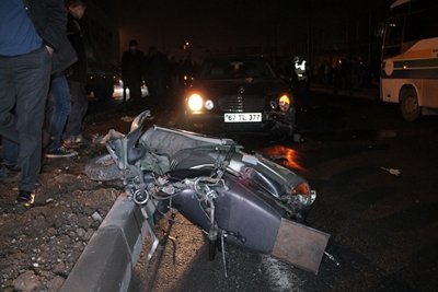 MOTOS?KLET SÜRÜCÜSÜ ?K? OTOMOB?L?N ARASINDA CAN VERD? ÖLEN MOTOS?KLET SÜRÜCÜSÜNÜN FACEBOOK?TA K? SON PAYLA?IMI ÖLÜMLÜ KAZA V?DEOSU OLDU