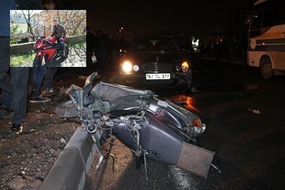 MOTOSİKLET SÜRÜCÜSÜ İKİ OTOMOBİLİN ARASINDA CAN VERDİ