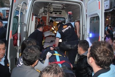 YÜK KAMYONUNUN ALTINDA KALAN KADINI İTFAİYE EKİPLERİ KURTARDI