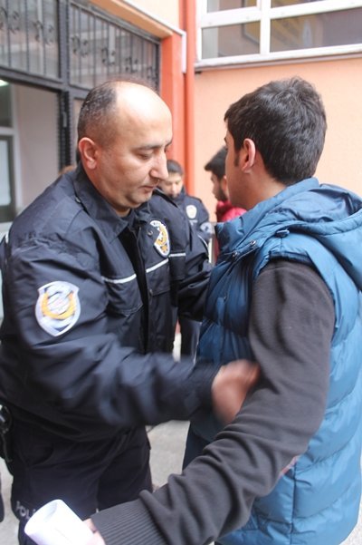 YGS?YE G?REN ADAYLAR D?D?K D?D?K ARANDI B?R ÜN?VERS?TE ADAYI, ASTIM ?LACIYLA ?ÇER? ALINMADI YANLI? OKULA GELEN ADAYLAR, GÖREVL?LER TARAFINDAN SINAVA G?RECE?? OKULA YÖNLEND?R?LD?