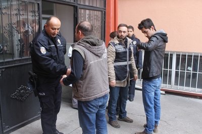 YGS?YE G?REN ADAYLAR D?D?K D?D?K ARANDI B?R ÜN?VERS?TE ADAYI, ASTIM ?LACIYLA ?ÇER? ALINMADI YANLI? OKULA GELEN ADAYLAR, GÖREVL?LER TARAFINDAN SINAVA G?RECE?? OKULA YÖNLEND?R?LD?