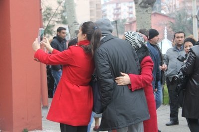 YGS?YE G?REN ADAYLAR D?D?K D?D?K ARANDI B?R ÜN?VERS?TE ADAYI, ASTIM ?LACIYLA ?ÇER? ALINMADI YANLI? OKULA GELEN ADAYLAR, GÖREVL?LER TARAFINDAN SINAVA G?RECE?? OKULA YÖNLEND?R?LD?