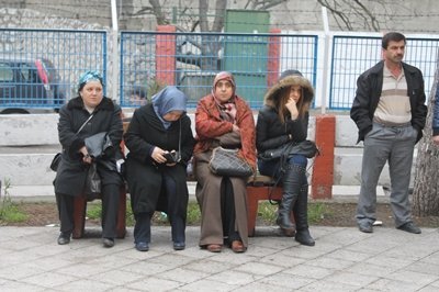 YGS?YE G?REN ADAYLAR D?D?K D?D?K ARANDI B?R ÜN?VERS?TE ADAYI, ASTIM ?LACIYLA ?ÇER? ALINMADI YANLI? OKULA GELEN ADAYLAR, GÖREVL?LER TARAFINDAN SINAVA G?RECE?? OKULA YÖNLEND?R?LD?