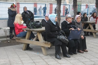 YGS?YE G?REN ADAYLAR D?D?K D?D?K ARANDI B?R ÜN?VERS?TE ADAYI, ASTIM ?LACIYLA ?ÇER? ALINMADI YANLI? OKULA GELEN ADAYLAR, GÖREVL?LER TARAFINDAN SINAVA G?RECE?? OKULA YÖNLEND?R?LD?