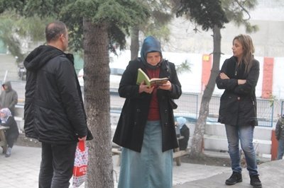 YGS?YE G?REN ADAYLAR D?D?K D?D?K ARANDI B?R ÜN?VERS?TE ADAYI, ASTIM ?LACIYLA ?ÇER? ALINMADI YANLI? OKULA GELEN ADAYLAR, GÖREVL?LER TARAFINDAN SINAVA G?RECE?? OKULA YÖNLEND?R?LD?