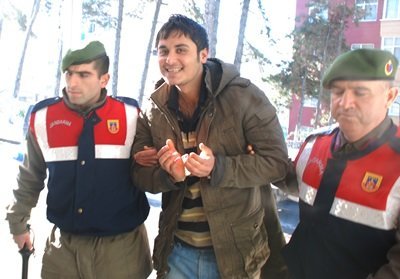 BABASINI ÖLDÜREN SANIĞA CEZA VERİLMEDİ