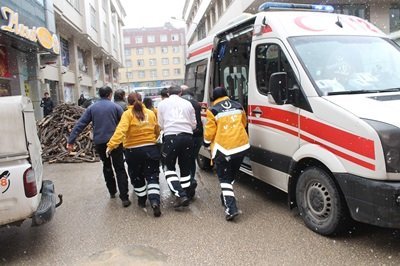 KASTAMONU'DA B?R K??? KEND?S?N? BIÇAKLADI