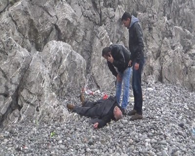 EV? HEYELANDAN ZARAR GÖRDÜ, YARDIM GELMEY?NCE ?NT?HARA KALKI?TI